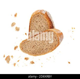 Tranches de pain et chapelure isolées sur fond blanc. Vue de dessus Banque D'Images