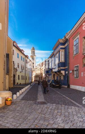Sopron, Hongrie - octobre 2018: Rue étroite avec maisons anciennes dans la vieille ville centrale de Sopron, Hongrie, FO ter Banque D'Images