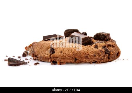 Biscuits aux pépites de chocolat isolés sur fond blanc avec des copeaux de chocolat et les fragments Banque D'Images