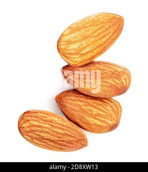 Amandes isolées. Noix d'amande brute sur fond blanc. Vue de dessus. Pose à plat Banque D'Images
