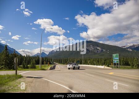 Autoroute dans la montagne. Paysages forestiers Banque D'Images