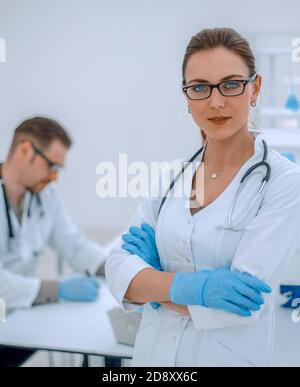 Femme scientifique sur l'arrière-plan du laboratoire Banque D'Images