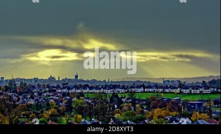 Glasgow, Écosse, Royaume-Uni. 2ndt novembre, 2020: UK Météo: La lumière a frappé le ciel au-dessus de l'ouest de la ville comme le soleil a fait son chemin à travers les nuages de tempête . Crédit : Gerard Ferry/Alay Live News Banque D'Images