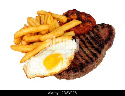 Repas aux œufs et aux frites avec tomate grillée isolée un arrière-plan blanc Banque D'Images