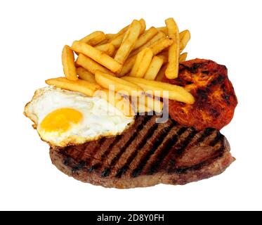 Repas aux œufs et aux frites avec tomate grillée isolée un arrière-plan blanc Banque D'Images