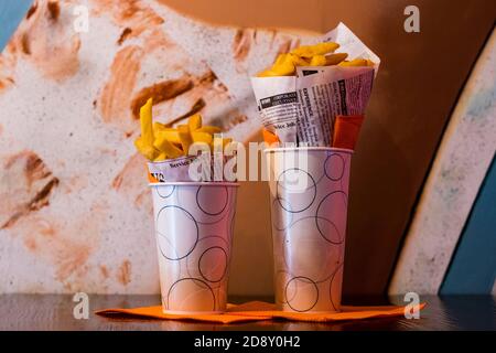 Double paquet de frites fraîches, frites maison. Cuisine typiquement hollandaise. Banque D'Images