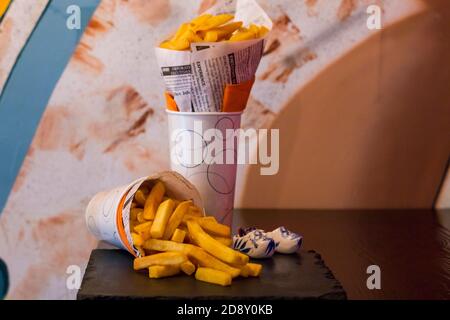 Double paquet de frites fraîches, frites maison. Cuisine typiquement hollandaise. Banque D'Images