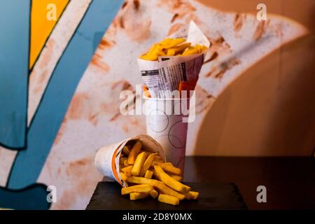 Double paquet de frites fraîches, frites maison. Cuisine typiquement hollandaise. Banque D'Images