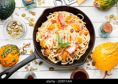 Plat traditionnel italien spaghetti carbonara avec potiron et bacon.Pasta carbonara.Pasta avec potiron cuit au four Banque D'Images