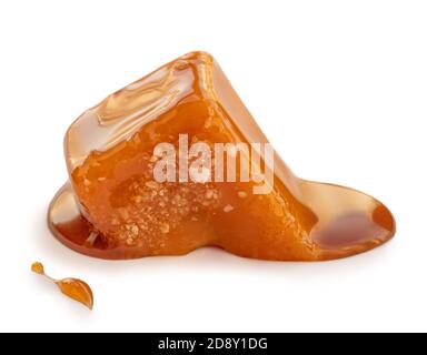 Caramel mou fondu isolé sur fond blanc. Bonbons salés au caramel avec sauce caramel Banque D'Images