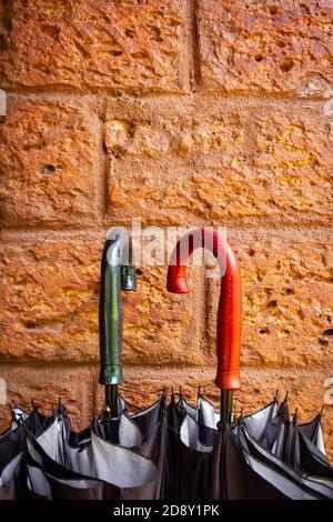 Parasols placés contre le mur pour une utilisation pendant la saison des pluies. Banque D'Images