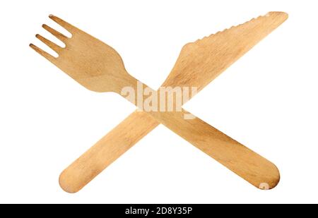 Couverts en bois écologiques à usage unique, avec couteau et fourchette croisé isolé sur fond blanc Banque D'Images