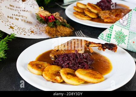 assiette délicieuse avec un dîner de noël. cuisse de canard rôtie au chou rouge et boulettes de pommes de terre frites Banque D'Images