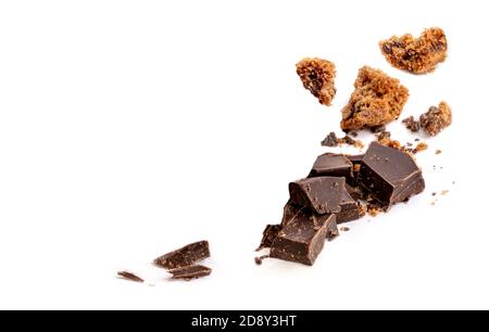 Morceaux de chocolat et biscuits au beurre isolés sur fond blanc. Banque D'Images