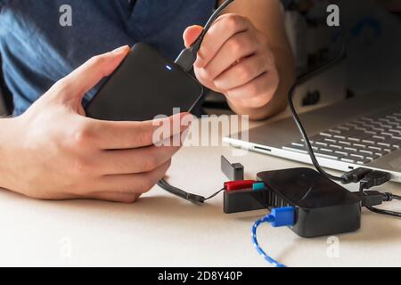 Main mâle pour connecter le disque dur à l'aide d'un câble USB Vers un ordinateur portable et un répartiteur USB Banque D'Images