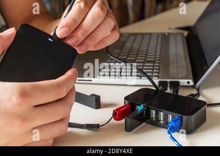 Main mâle pour connecter le disque dur à l'aide d'un câble USB Vers un ordinateur portable et un répartiteur USB Banque D'Images