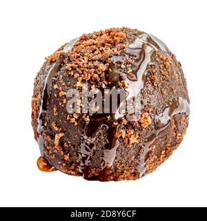 Sucreries de truffe au chocolat recouvertes de sauce caramel et de poudre de cacao isolées sur fond blanc. Banque D'Images