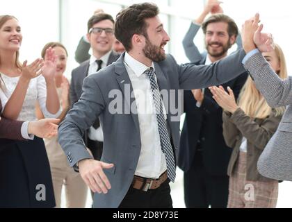 groupe jubilant d'employés félicitant leur chef pour la victoire Banque D'Images