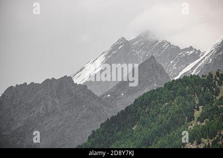 Vue imprenable sur le sentier touristique près du Matterhorn dans le Alpes suisses par temps nuageux Banque D'Images