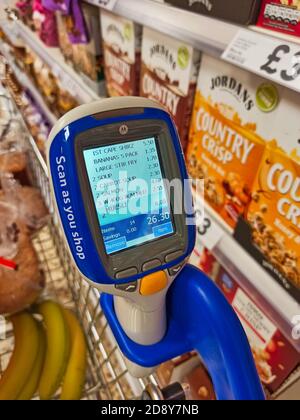 Un lecteur de codes-barres dans un support d'un supermarché Chariot dans un magasin Tesco au Royaume-Uni Banque D'Images