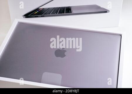 Tambov, Fédération de Russie - 09 juillet 2020 Déballage du nouveau MacBook Pro. Banque D'Images