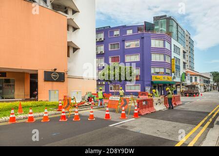 Singapour - 5 décembre 2019 : travailleurs de la construction travaillant sur une allée à Singapour. Banque D'Images