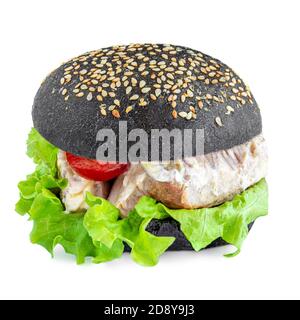 Savoureux hamburger de viande grillée avec laitue et mayonnaise isolés sur fond blanc. Hamburger noir. Restauration rapide Banque D'Images