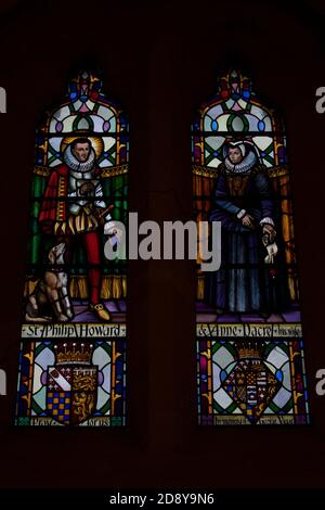 Vitraux représentant Saint Philip Howard et sa femme Anne Dacre dans la cathédrale catholique romaine d'Arundel, West Sussex, Angleterre Banque D'Images