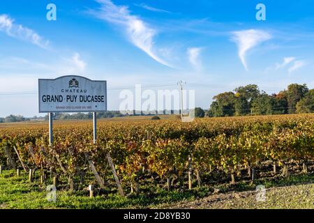 Pauillac, Gironde / Espagne - 18 octobre 2020 : belles couleurs d'automne dans les vignobles du Château Grand Puy Ducasse en Gironde près de Bordeaux Banque D'Images