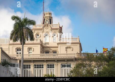 Cuba, la Havane, bâtiments sur la Plaza 13 de Marzo Banque D'Images