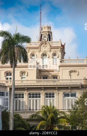 Cuba, la Havane, bâtiments sur la Plaza 13 de Marzo Banque D'Images