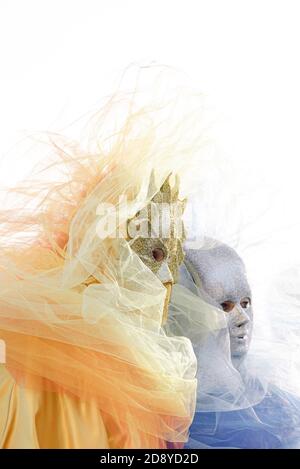 Deux personnes en costumes de soleil et de lune et masques dedans Venise au Carnaval Banque D'Images
