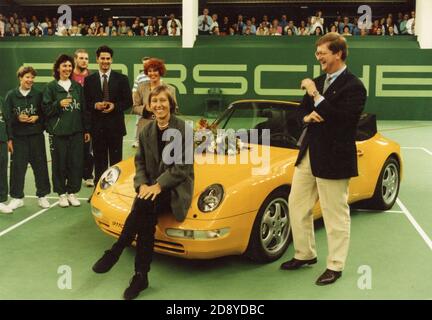 Martina Navratilova, joueuse de tennis tchèque, assise sur une voiture Porsche, années 1990 Banque D'Images