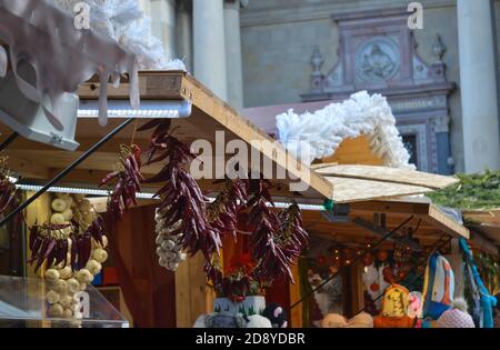 BUDAPEST, HONGRIE - 29 DÉCEMBRE 2017 : touristes et habitants de la région appréciant la cuisine nationale hongroise de rue au marché de Noël à la basilique Saint-Étienne Banque D'Images