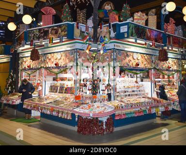 BUDAPEST, HONGRIE - 29 DÉCEMBRE 2017 : touristes et habitants de la région appréciant la nourriture et les achats de souvenirs au Central Market Hall de Budapest le 2 décembre Banque D'Images