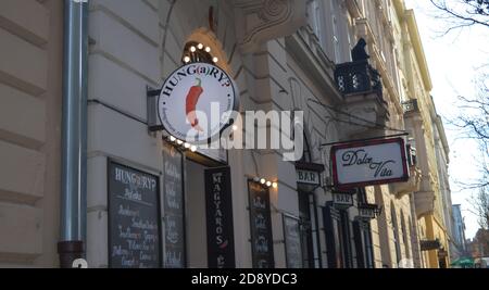 BUDAPEST, HONGRIE - 29 DÉCEMBRE 2017: Touristes et habitants de la région appréciant la nourriture nationale dans le restaurant hongrois à Budapest le 29 décembre 2017. Banque D'Images