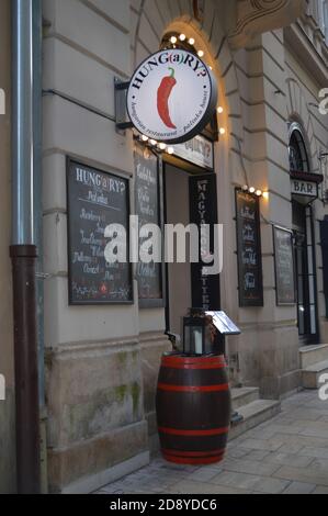 BUDAPEST, HONGRIE - 29 DÉCEMBRE 2017: Touristes et habitants de la région appréciant la nourriture nationale dans le restaurant hongrois à Budapest le 29 décembre 2017. Banque D'Images