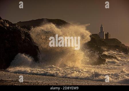 Bracelet Bay, Swansea, Royaume-Uni. 2 novembre 2020. Ce matin, d'énormes vagues se brisent dans les rochers en face du phare de Mumbles à Bracelet Bay à Swansea. Credit: Phil Rees/Alamy Live News Banque D'Images