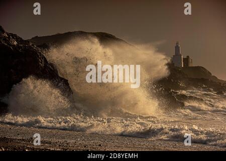 Bracelet Bay, Swansea, Royaume-Uni. 2 novembre 2020. Ce matin, d'énormes vagues se brisent dans les rochers en face du phare de Mumbles à Bracelet Bay à Swansea. Credit: Phil Rees/Alamy Live News Banque D'Images