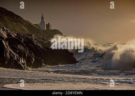 Bracelet Bay, Swansea, Royaume-Uni. 2 novembre 2020. Ce matin, d'énormes vagues se brisent dans les rochers en face du phare de Mumbles à Bracelet Bay à Swansea. Credit: Phil Rees/Alamy Live News Banque D'Images