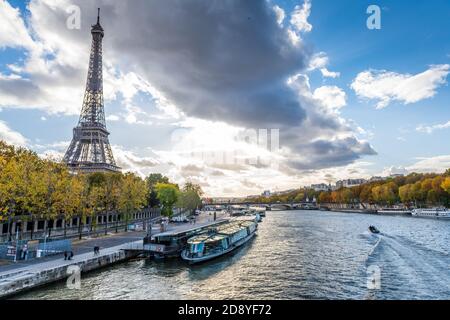 Paris, France - 26 octobre 2020 : vue sur la Tour Eiffel et la seine, Paris, France Banque D'Images