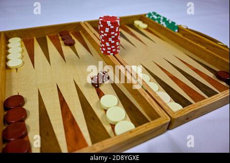 jeu de backgammon avec marqueurs et dés de pièces de jeu Banque D'Images