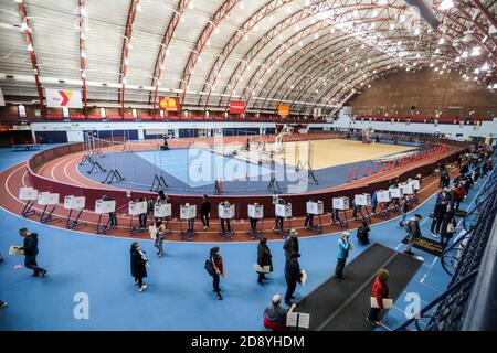 Washington, États-Unis. 27 octobre 2020. Les gens font la queue pour voter à un bureau de vote à Brooklyn, New York, États-Unis, le 27 octobre 2020. Crédit : Wang Ying/Xinhua/Alay Live News Banque D'Images