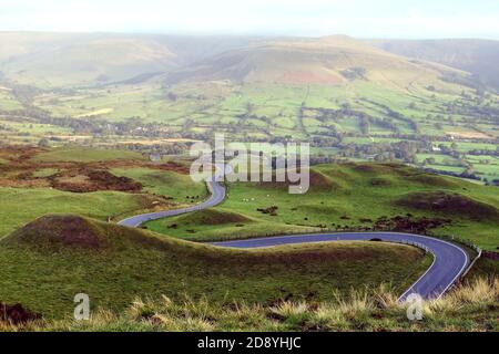 Chemin sinueux vers Edale, la Grande crête dans la vallée de l'espoir, Peak District, Derbyshire Banque D'Images