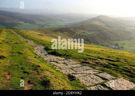 La Grande Ridge et le Back Tor dans la vallée de l'espoir, Peak District, Derbyshire Banque D'Images