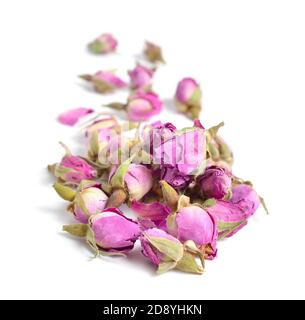 Boutons de roses séchés isolés sur fond blanc. Banque D'Images