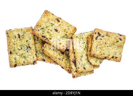 Craquelins à céréales isolés sur fond blanc. Tas de craquelins croustillants avec graines de sésame et de lin, vue de dessus Banque D'Images