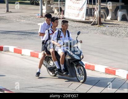 SAMUT PRAKAN, THAÏLANDE, JUL 23 2020, UN garçon dans les uniformes scolaires se portent ensemble sur une moto. Banque D'Images