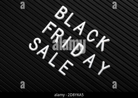 Solde du Vendredi fou lettrage blanc sur fond noir du tableau des lettres. Bannière de promotion de message en noir et blanc. Banque D'Images