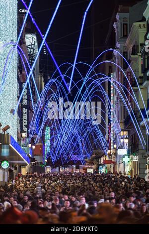 MADRID, ESPAGNE - 4 JANVIER 2020 : des foules se rassemblent dans la calle Preciados de Madrid sous les lumières de Noël. Banque D'Images